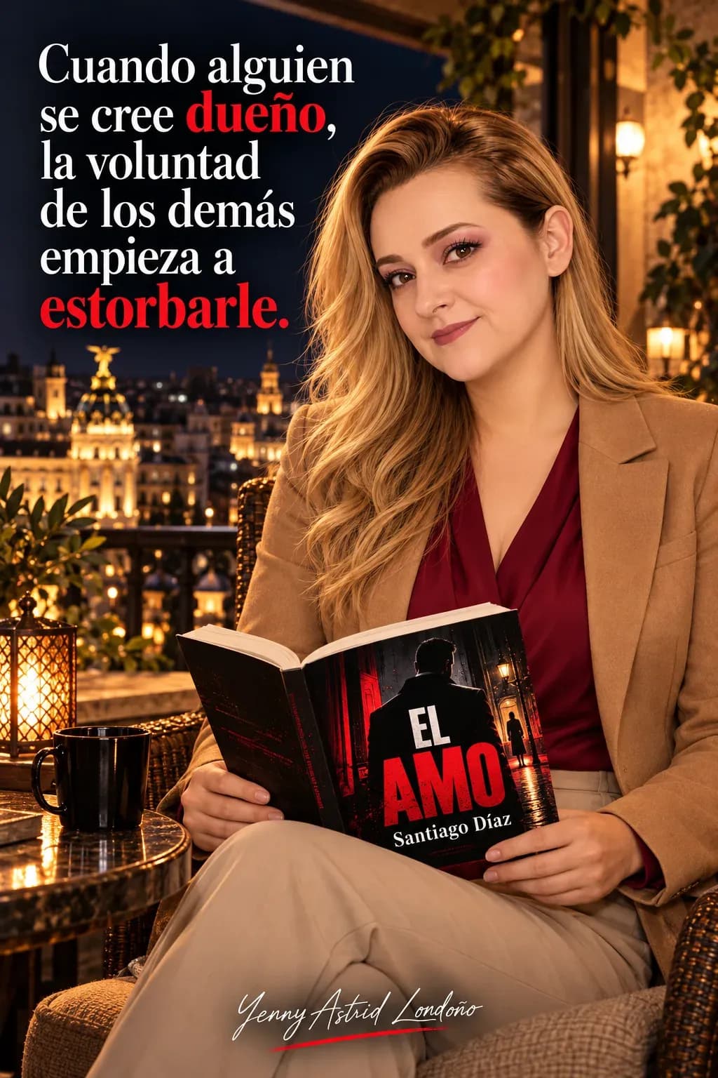 Yenny con ondas sueltas y chaqueta camel, leyendo El amo en una terraza nocturna con las manos sobre el libro; frase del libro sobre creerse dueño de los demás.