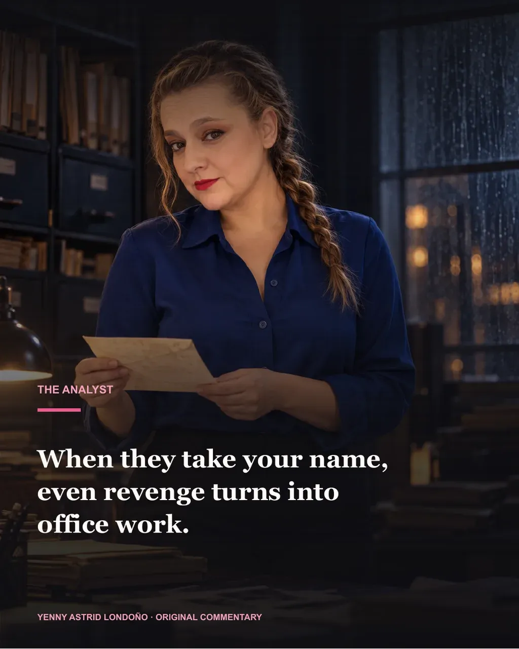 Image from Yenny Astrid Londoño’s review of “The Analyst”. Illustration of El psicoanalista, by John Katzenbach, with overlaid text: «When they take your name, even revenge turns into office work.»