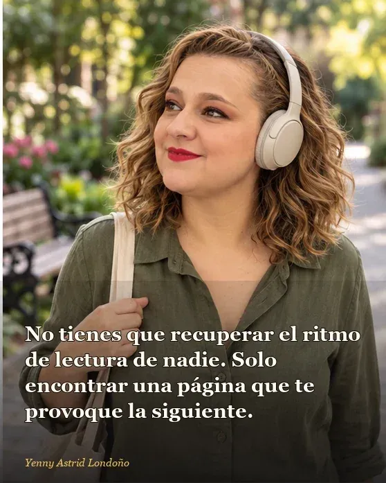 Imagen del artículo «Libros para salir de un bloqueo lector: elige por ganas, no por culpa», escrito por Yenny Astrid Londoño. Yenny lee diez minutos con una taza a un lado y el celular apartado en otra mesa.